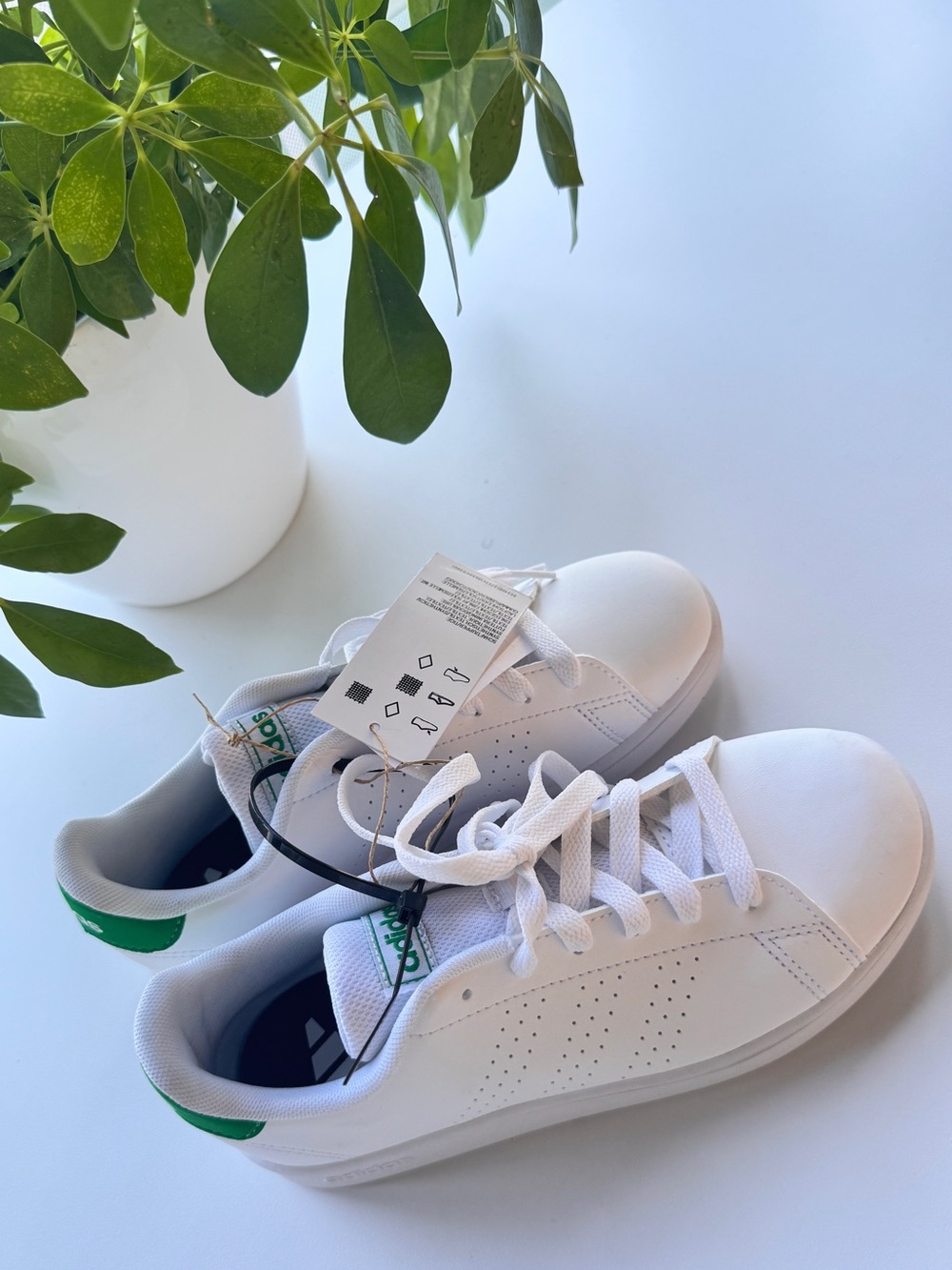 NWT Adidas Advantage Kids Sneakers - White and Green - US 3 (kids)